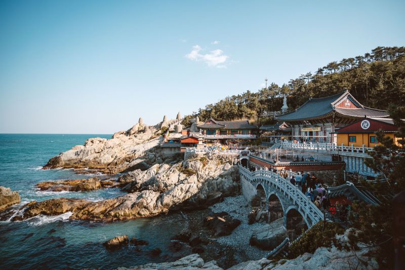 Bình minh rực rỡ tại đền Haedong Yonggungsa với những tia nắng đầu tiên