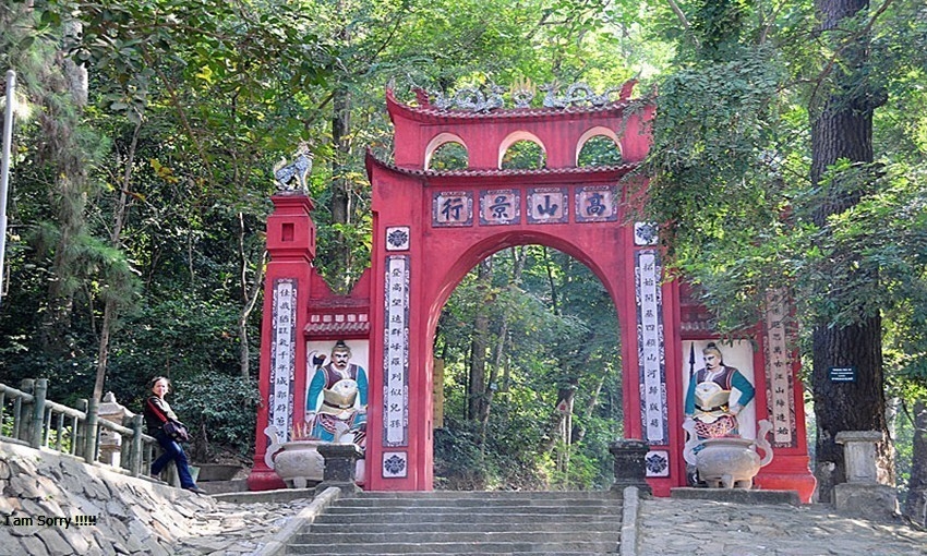 Kiến trúc cổ kính của một ngôi đền tại quần thể Đền Hùng, với mái ngói cong và hoa văn chạm khắc tinh xảo.