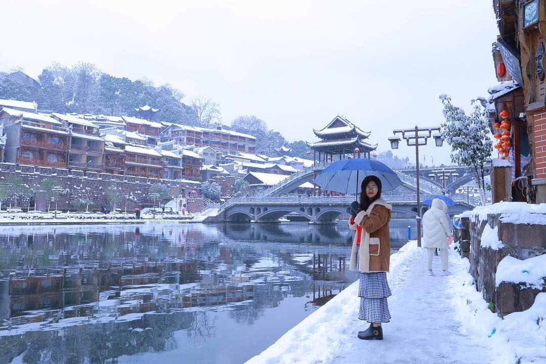 Trang phục du lịch mùa đông ở Phượng Hoàng Cổ Trấn