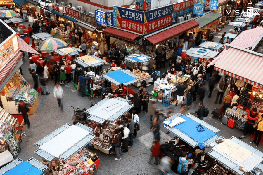 Xếp hàng tại cửa khẩu sân bay Trung Quốc