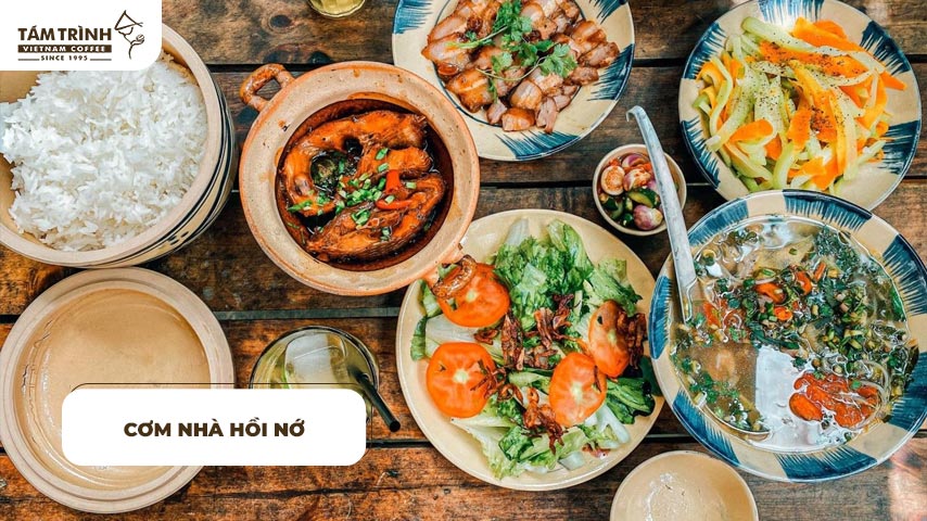 Bàn ăn với nhiều món đặc sản Đà Lạt hấp dẫn