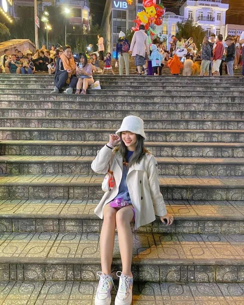 Một góc đường dốc với kiến trúc cổ điển ở Đà Lạt