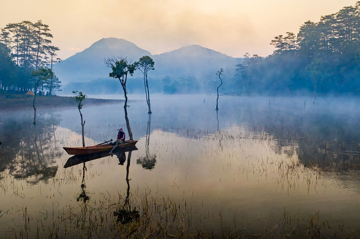 Mặt hồ lăn tăn gợn sóng trong sương sớm Đà Lạt