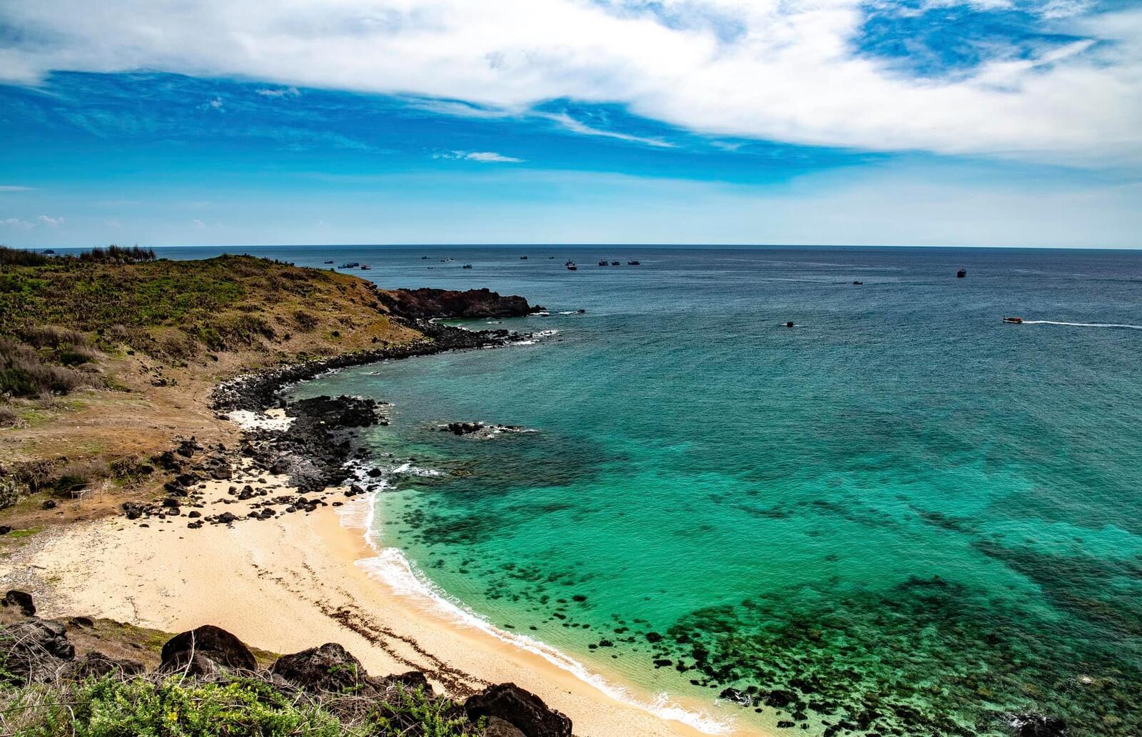 Bãi Nhỏ và Gành Hang hoang sơ