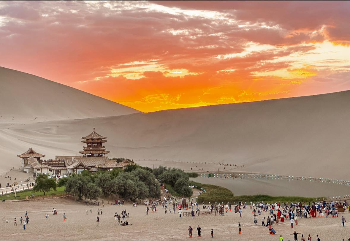 Ốc đảo Nguyệt Nha Tuyền giữa cồn cát vàng