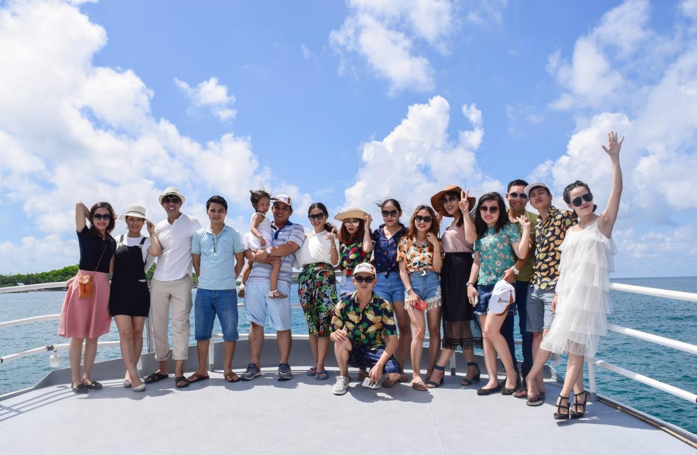 Gia đình vui chơi cùng trẻ nhỏ ở khu du lịch