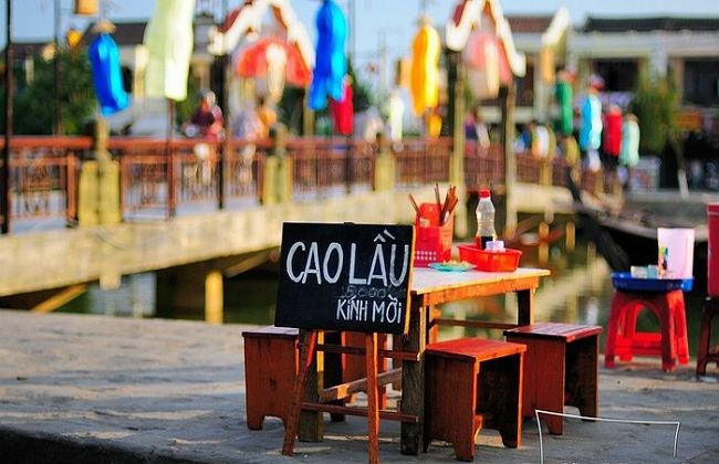 Một gánh hàng rong hoặc quán ăn nhỏ trên phố cổ Hội An