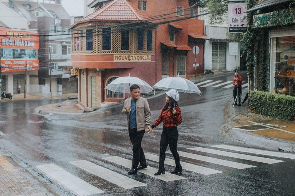 Nhâm nhi đồ uống nóng và ngắm mưa rơi