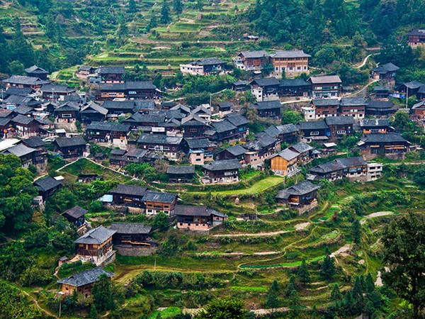 Những ngôi nhà cổ ven sông