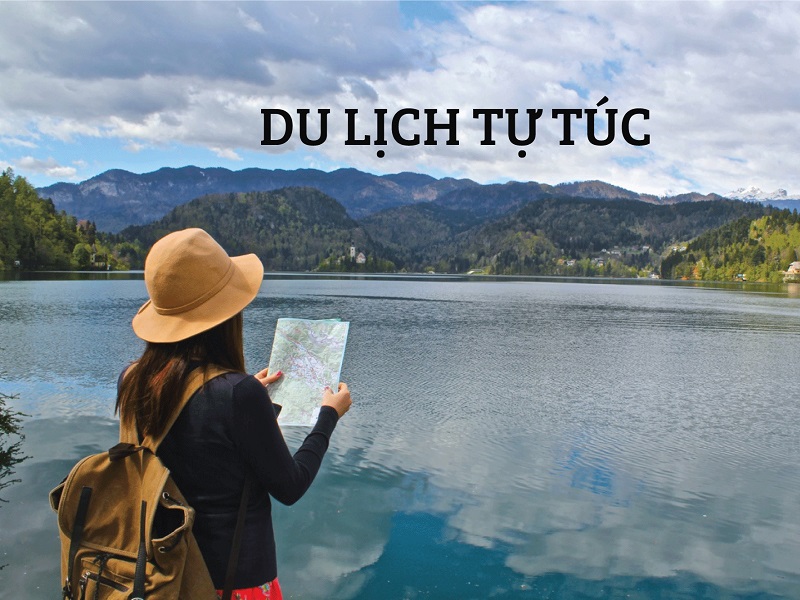 Cô gái trẻ với trang phục mùa hè năng động đang tạo dáng trên đường phố