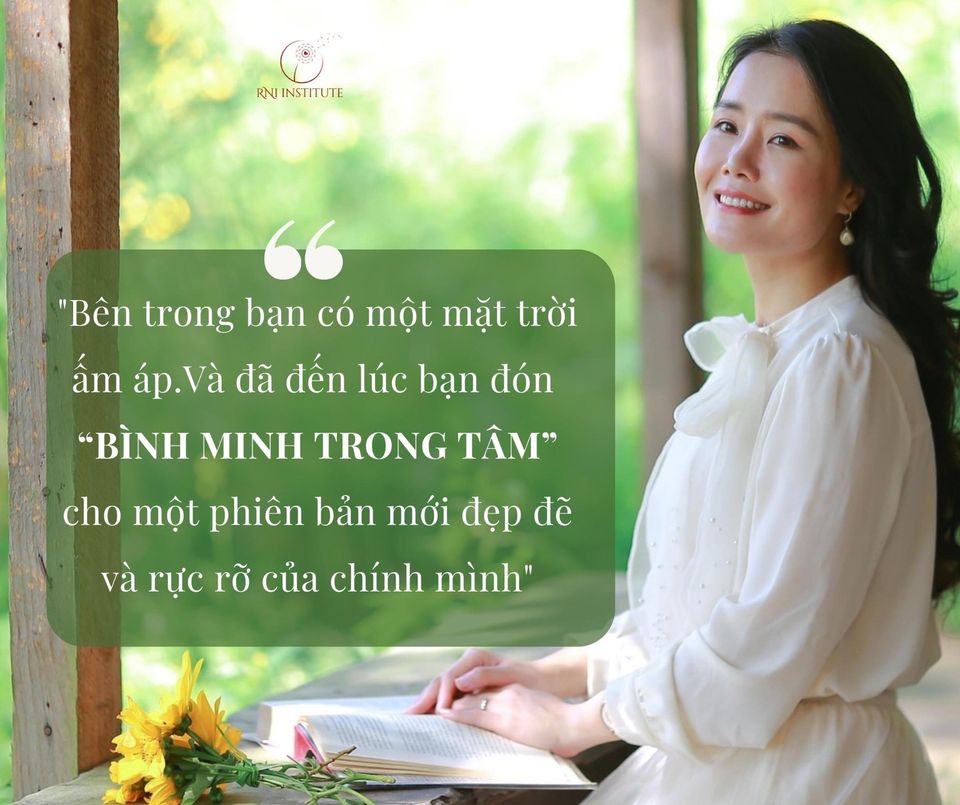 Người đàn ông đứng trên đỉnh núi đón bình minh