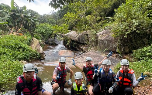 Xe điện The Peak Tram đang lên dốc