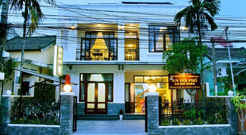 Khu vườn xanh mát và hồ bơi tại Heron House