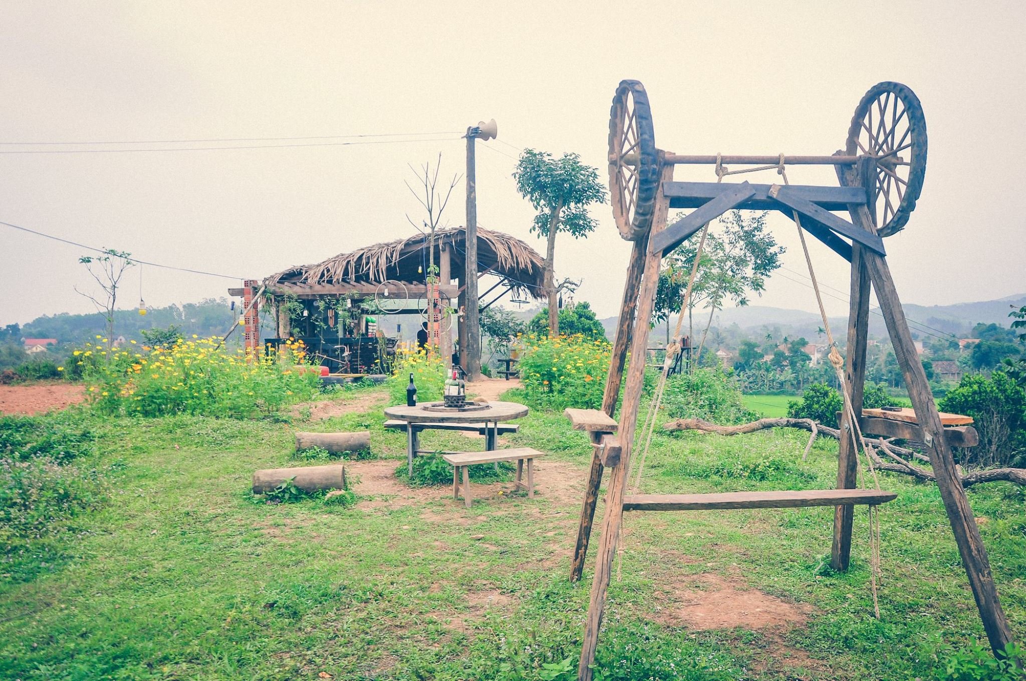 Ngôi nhà gỗ ấm cúng với khung cảnh đồi núi bao quanh tại East Hill Phong Nha