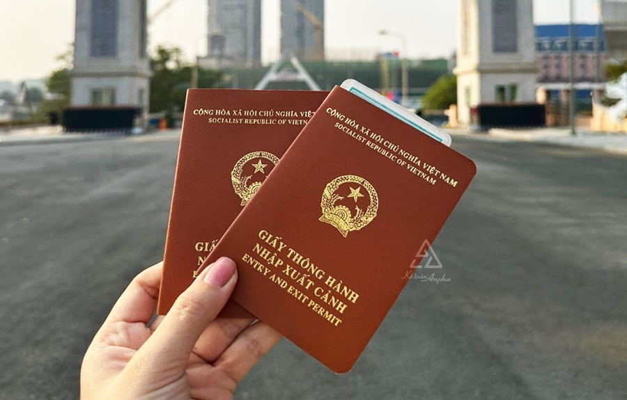 Sổ thông hành với quốc huy Việt Nam, thông tin cá nhân và dấu mộc