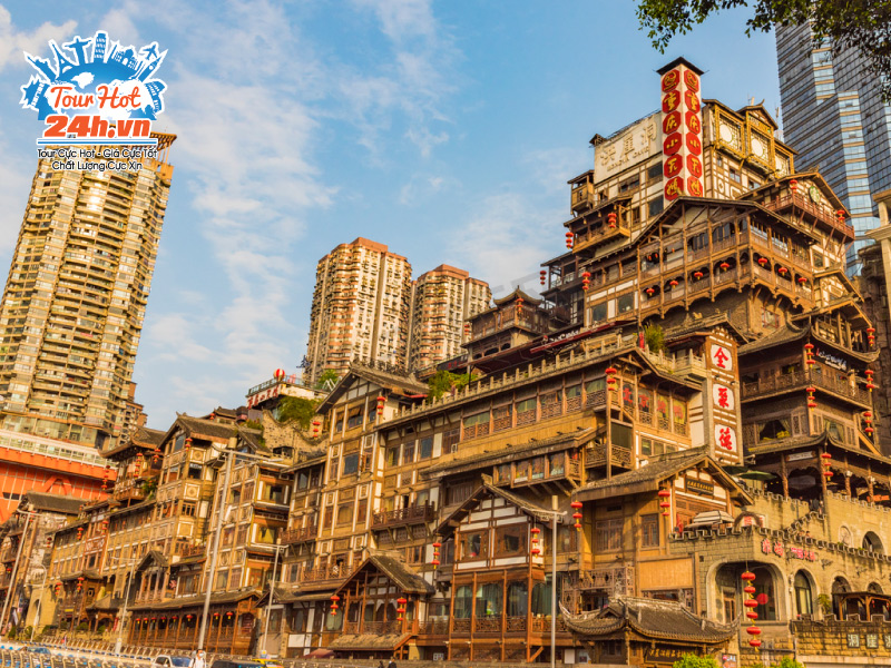 Toàn cảnh Hồng Nha Động về đêm với ánh đèn rực rỡ phản chiếu xuống mặt nước