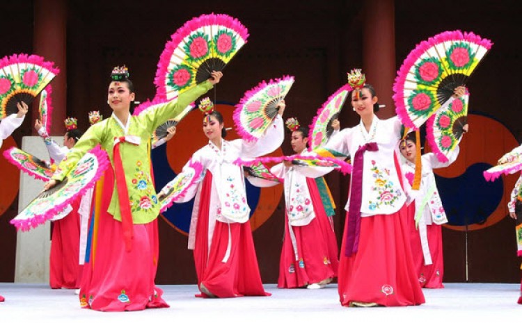 Người mặc Hanbok tại Gyeongbokgung