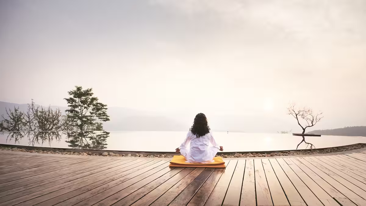 Khung cảnh thiên nhiên yên bình với dòng chữ healing