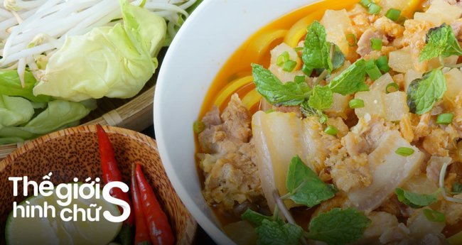 Thuyền chở du khách thả hoa đăng trên sông Hoài