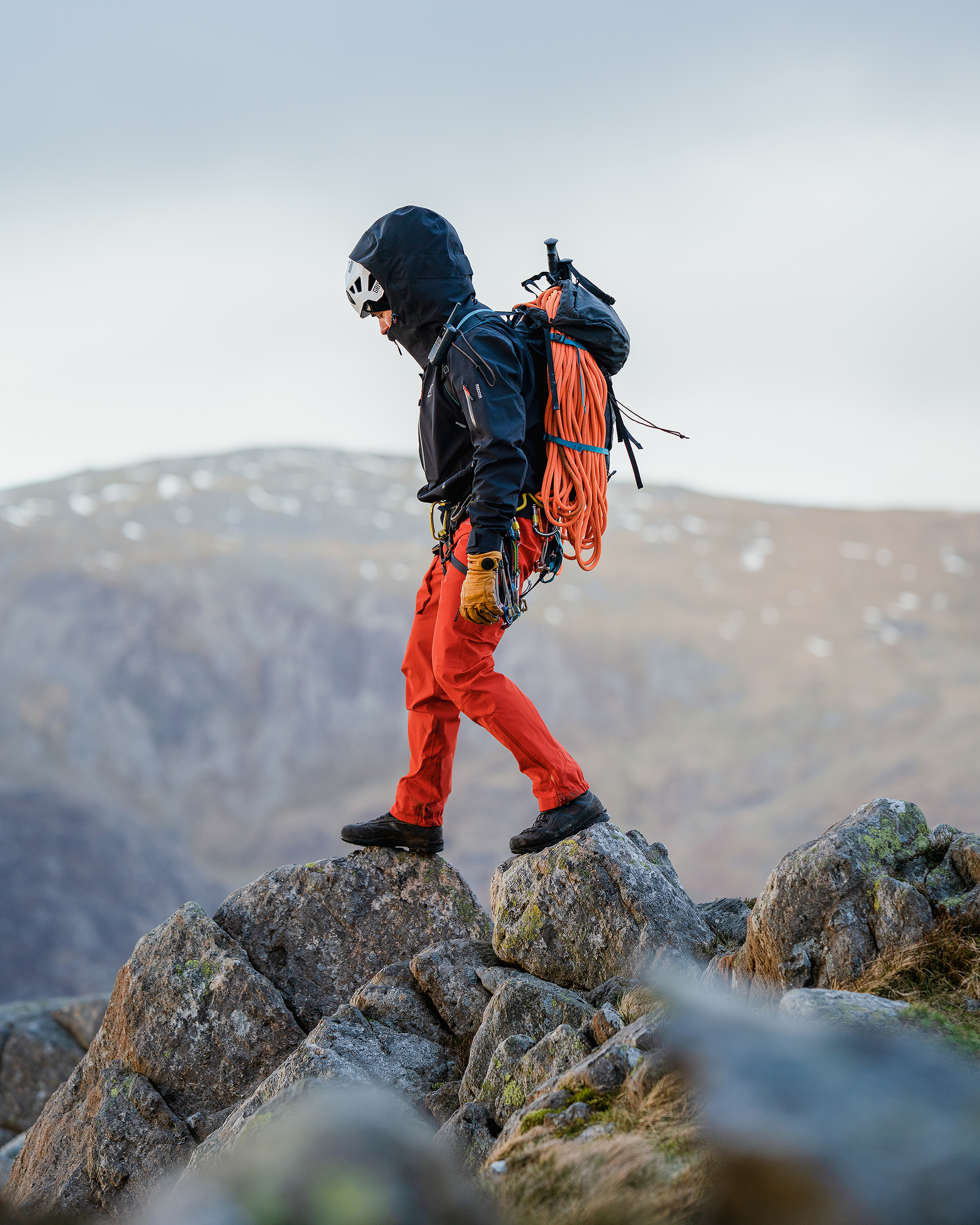 Một người đang đi bộ trên con đường mòn với khung cảnh thiên nhiên hùng vĩ.