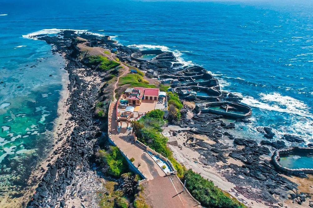 Tàu cao tốc cập bến đảo Phú Quý