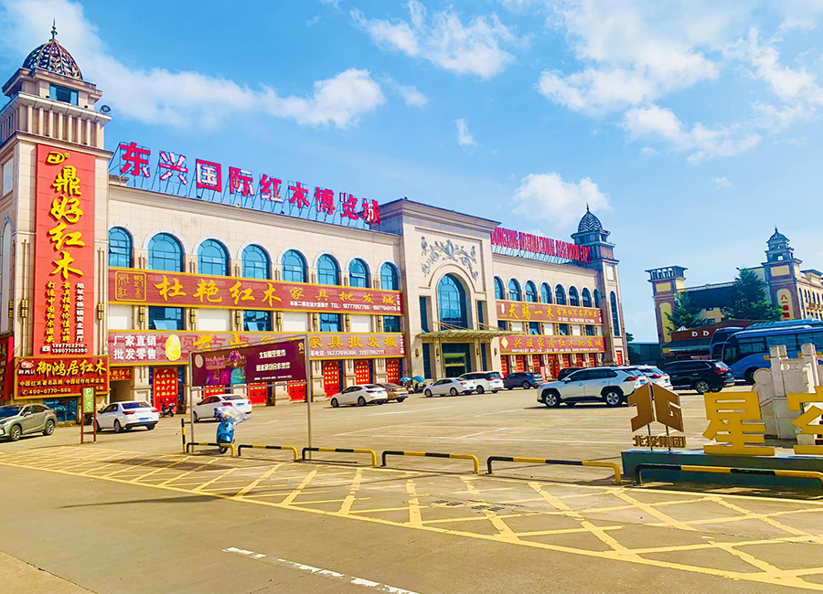 Chợ Vạn Chúng nhộn nhịp