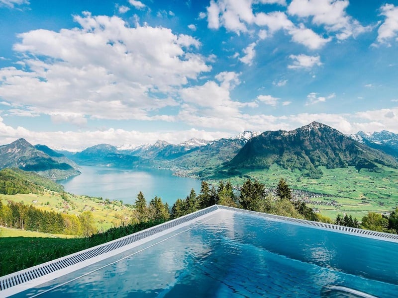 Khung cảnh hồ thơ mộng