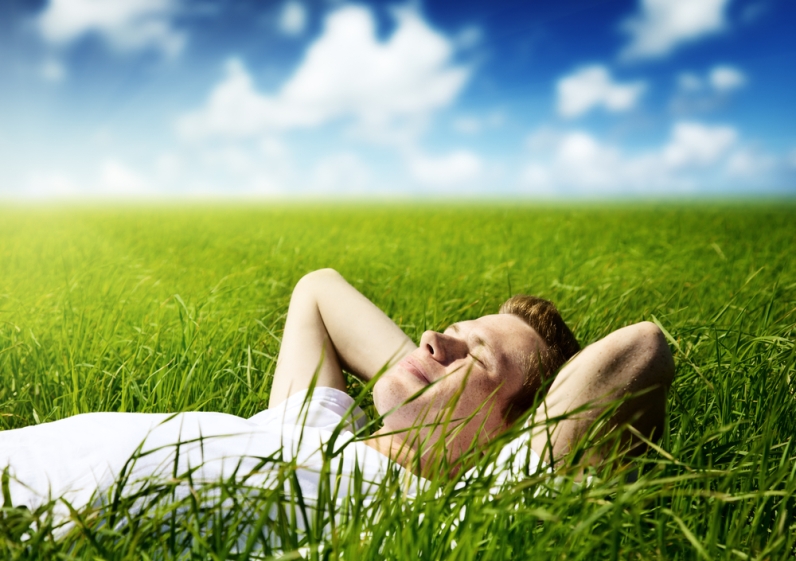 Người phụ nữ ngồi thiền giữa khung cảnh thiên nhiên xanh tươi