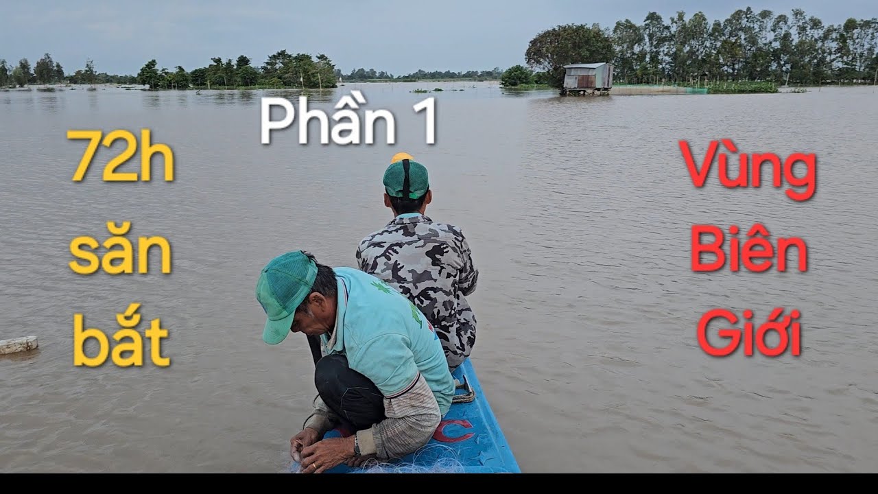 Một chiếc xe ba gác có mái che trên đường phố Đông Hưng