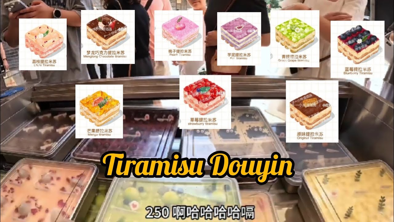 Hàng người dài chờ mua bánh