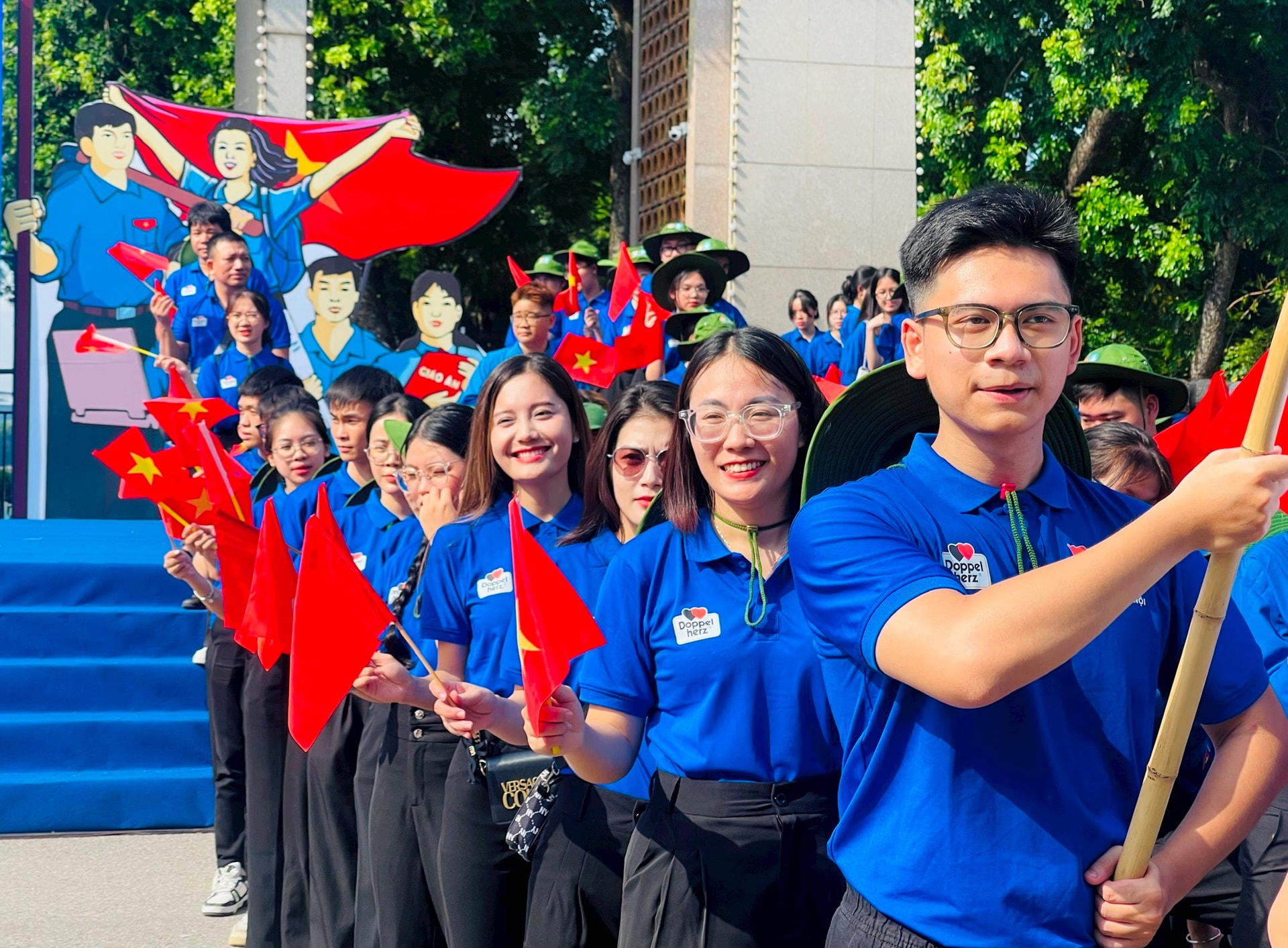 Người đàn ông làm việc trên laptop ở ban công, tận hưởng không khí trong lành