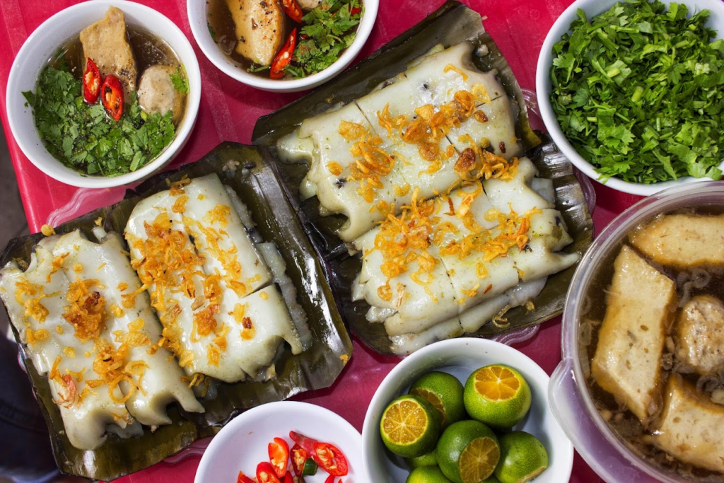 Phòng khách sạn hiện đại, tiện nghi, ánh sáng ấm áp, hứa hẹn một không gian nghỉ ngơi thoải mái.