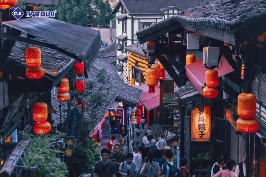 Một góc phố cổ Ciqikou với kiến trúc truyền thống và các cửa hàng