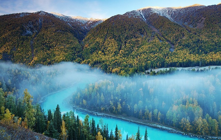 Hồ Sayram trong xanh