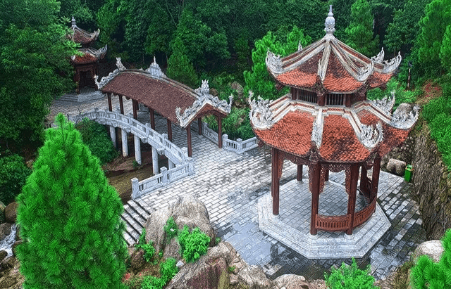 Một góc khu di tích Côn Sơn - Kiếp Bạc với mái chùa cong vút