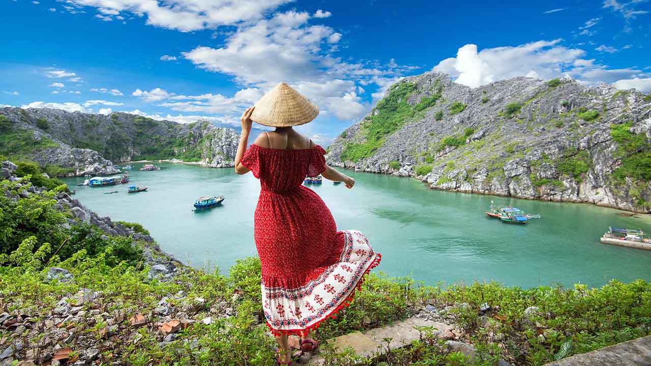 Con đường ven biển uốn lượn trên đảo Cát Bà với khung cảnh thiên nhiên tuyệt đẹp