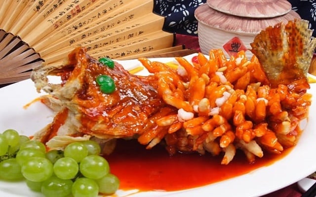 Bàn ăn với nhiều món đặc sản Tô Châu như cá và các món chiên