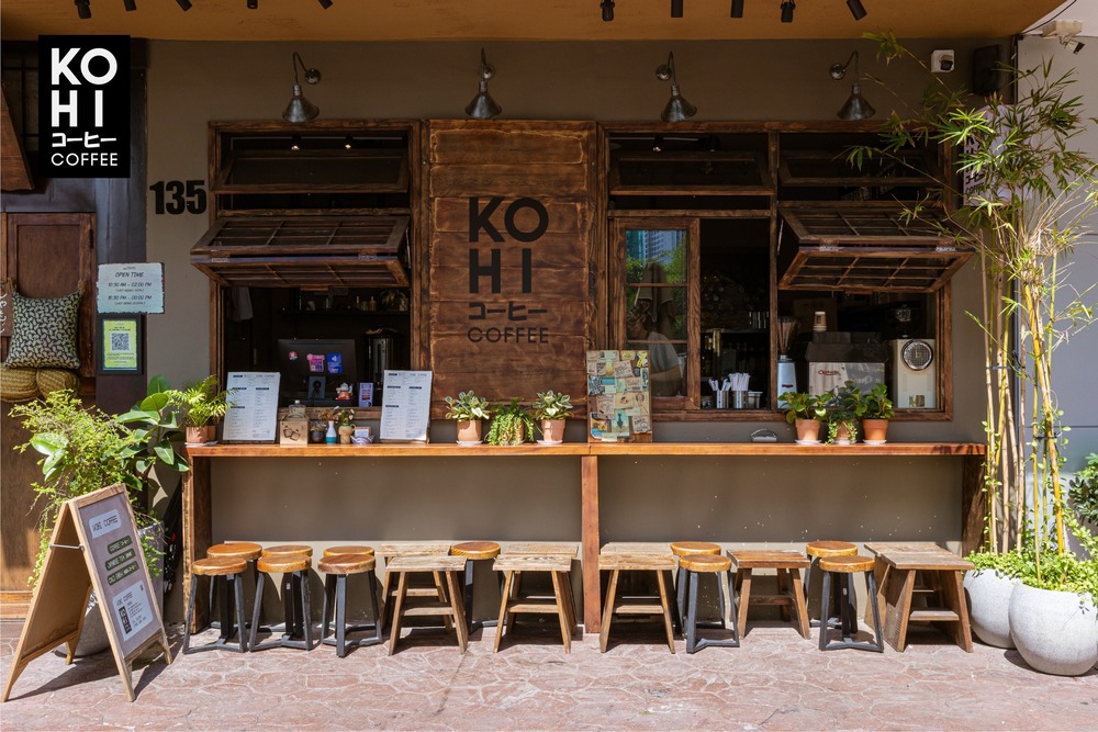 Góc giường nằm với kệ sách và đèn ấm cúng