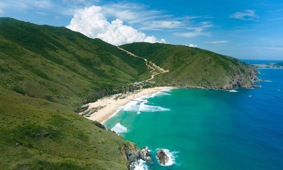 Bãi biển Kỳ Co hoang sơ với nước xanh biếc