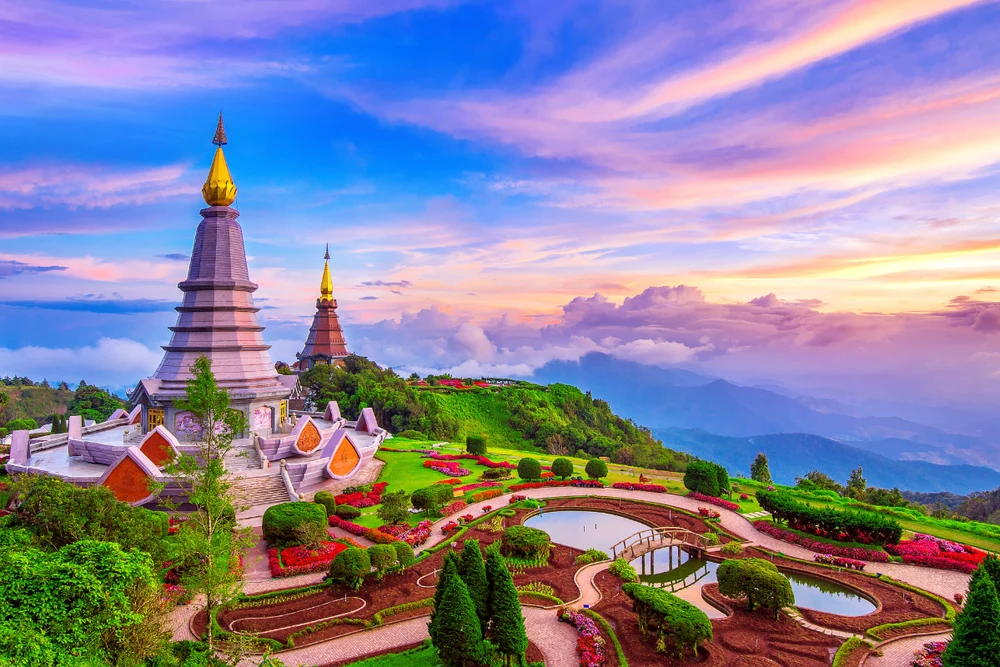 Một thuyền longtail đậu trên bãi biển Railay, Krabi