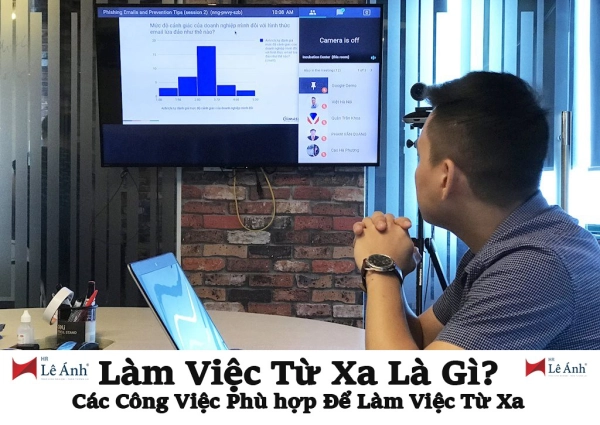 Người phụ nữ làm việc trên laptop trong không gian thoải mái