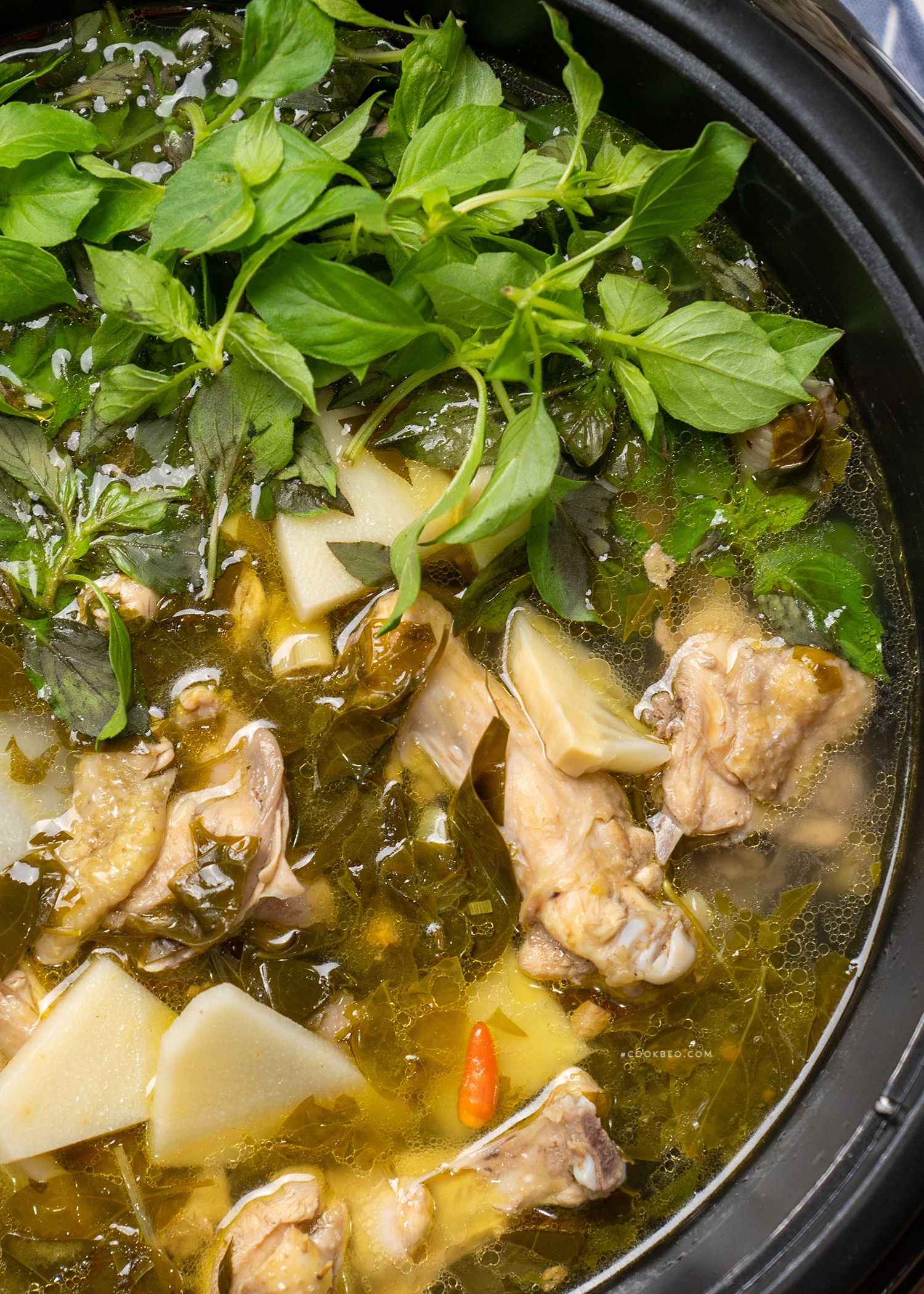 Lẩu gà lá é Đà Lạt