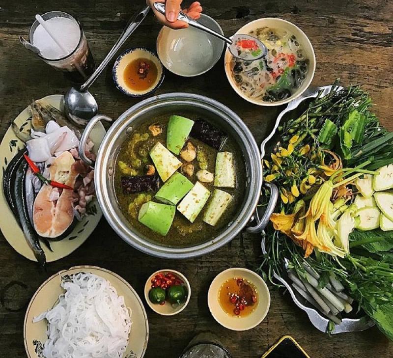 Nồi lẩu mắm Châu Đốc với nhiều loại rau và cá tươi ngon