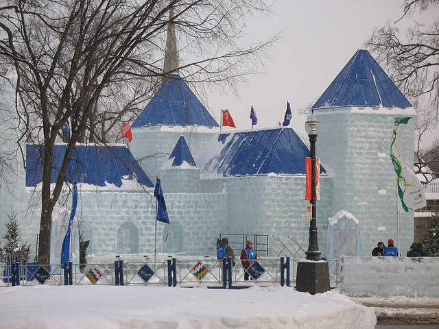 Người dân hóa trang trong một lễ hội mùa đông tưng bừng