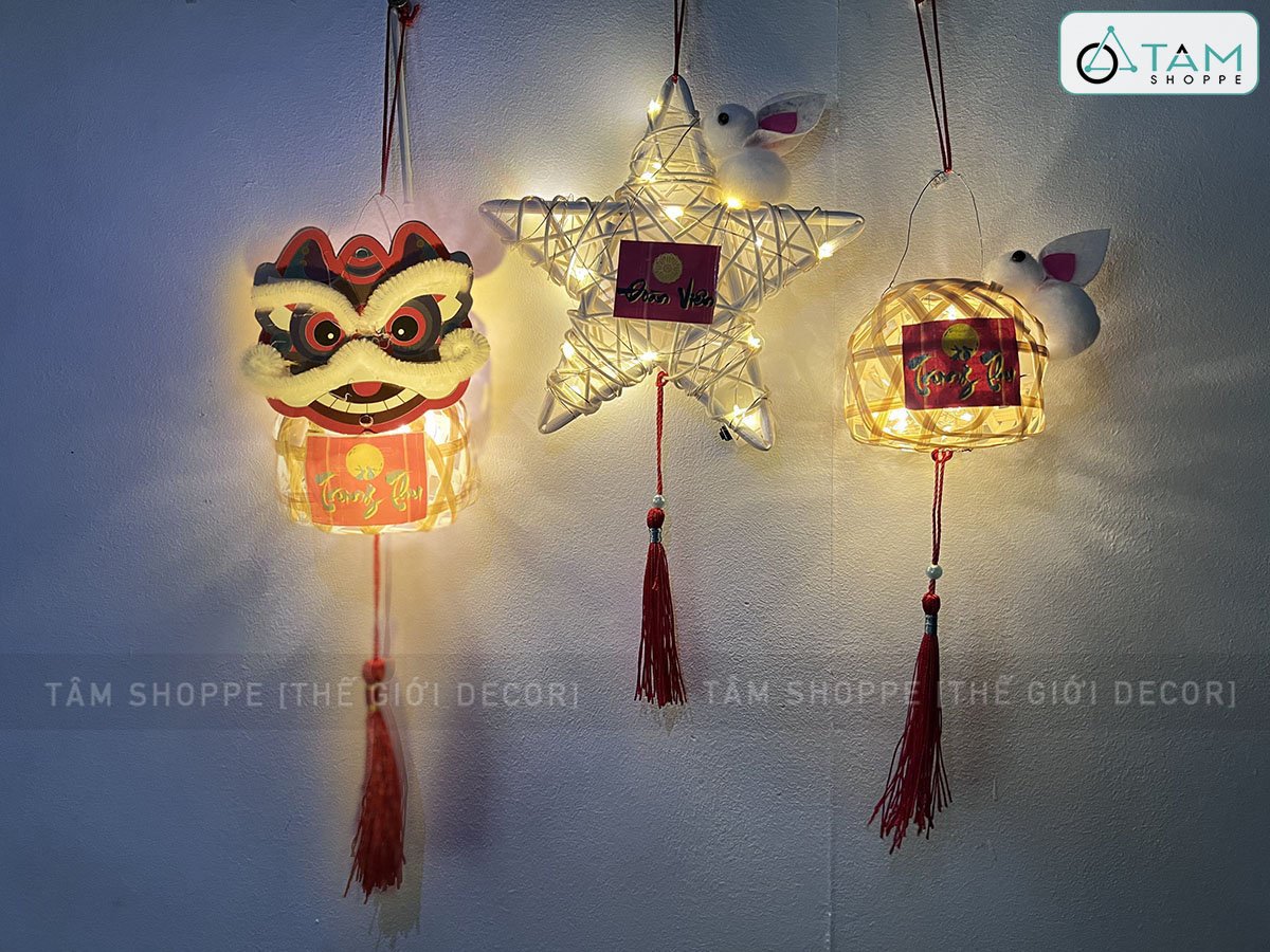 Những chiếc lồng đèn nhỏ thả trên sông cầu may mắn