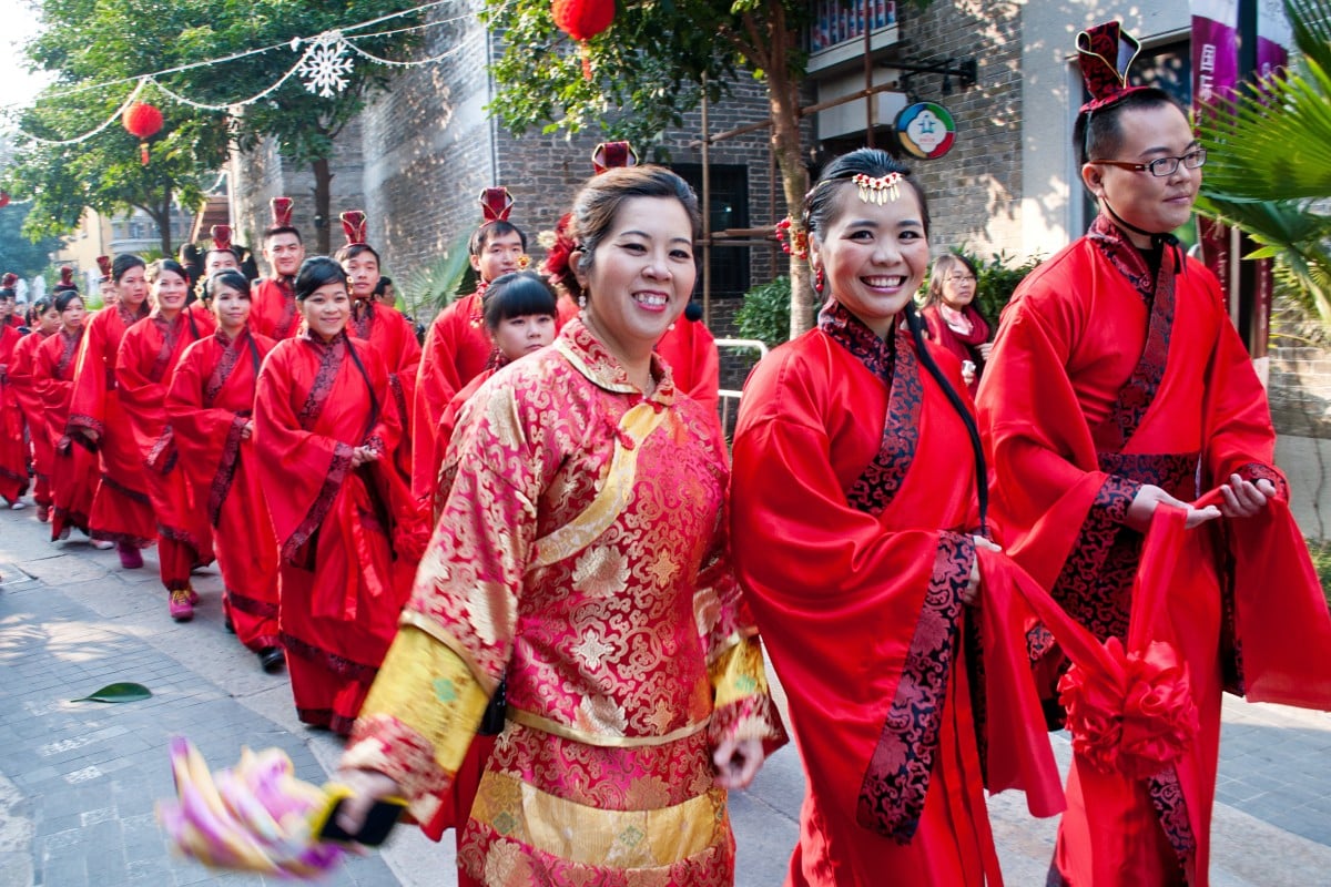 Đông đảo du khách tập trung quanh sân khấu bà mối Vương