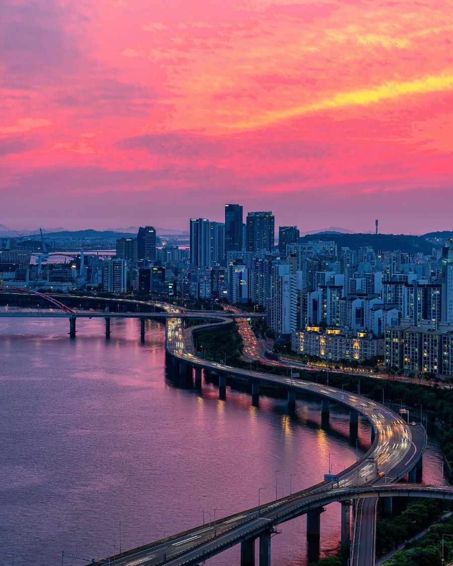 Cặp đôi ngắm hoàng hôn trên Namsan Tower
