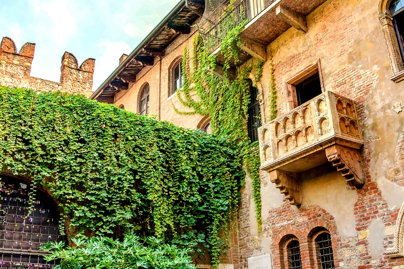 Bên trong Đấu trường La Mã Arena di Verona với các hàng ghế đá cổ kính