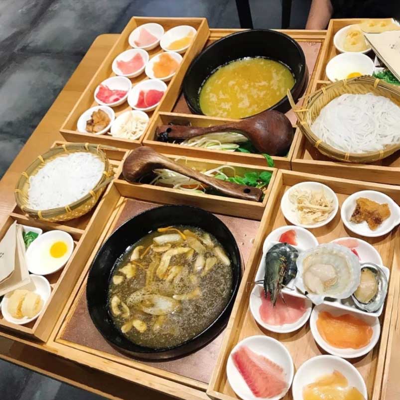 Bún Qua Cầu với các nguyên liệu tươi