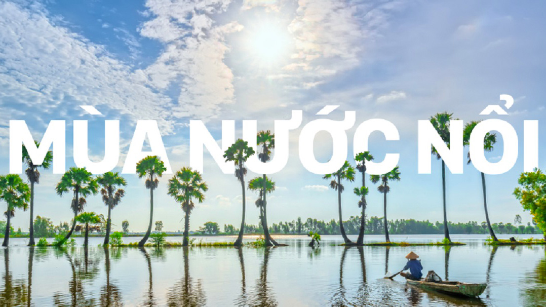 Cảnh nước nổi với thuyền và cây cầu tre đơn sơ